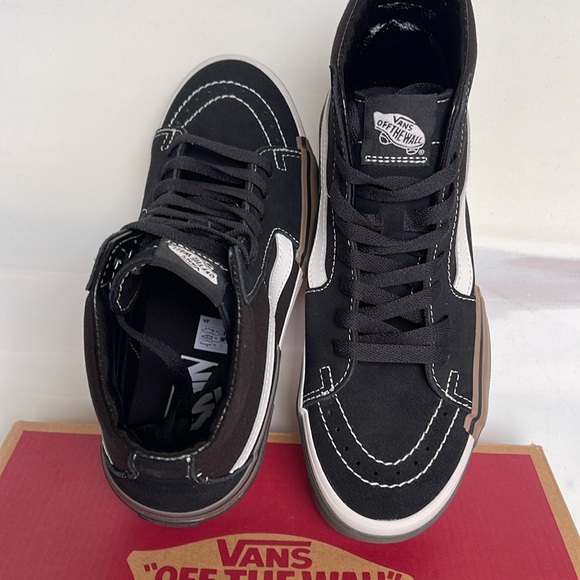 Vans WMNS Sk8-Hi Rearrange Utility Block Black
VN000CRMBLK
Sneakers - Picture 5 of 16